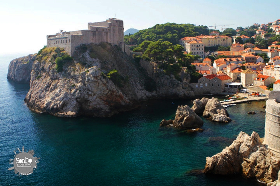 Croácia - Dubrovnik - Vista da cidade muralha e em frente o Forte Lovrjenac