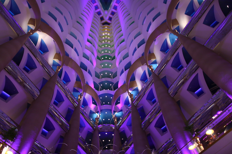 Dubai - Burj Al Arab - Vista do Lobby para os quartos, com o degradê colorido