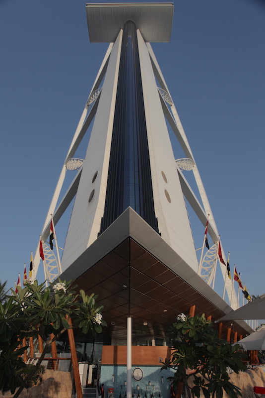 Dubai - Burj Al Arab - Parte de trás do hotel, com o restaurante no topo formando a cruz