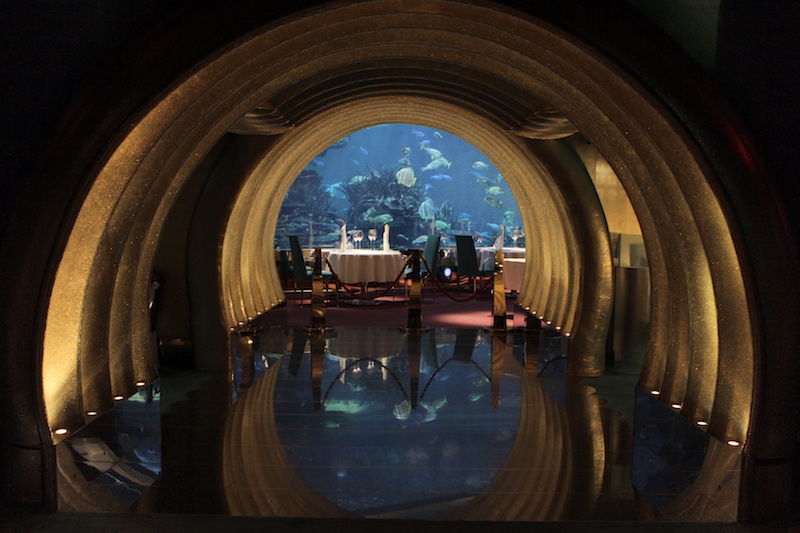 Dubai - Burj Al Arab - Restaurante subterrâneo com o aquário