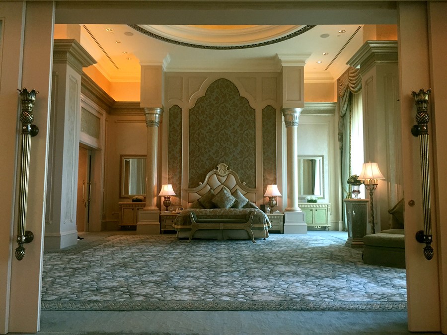 Emirados Árabes - Abu Dhabi - Emirates Palace - A área principal do quarto, com a cama perdida no meio