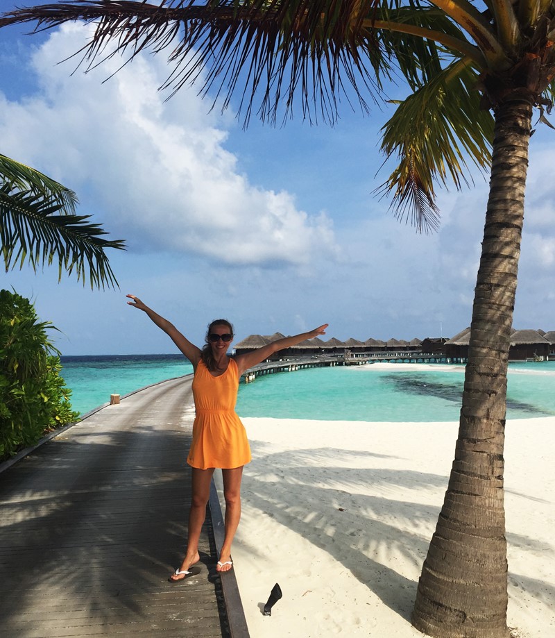 Maldivas - Gisella no caminho dos Bangalôs