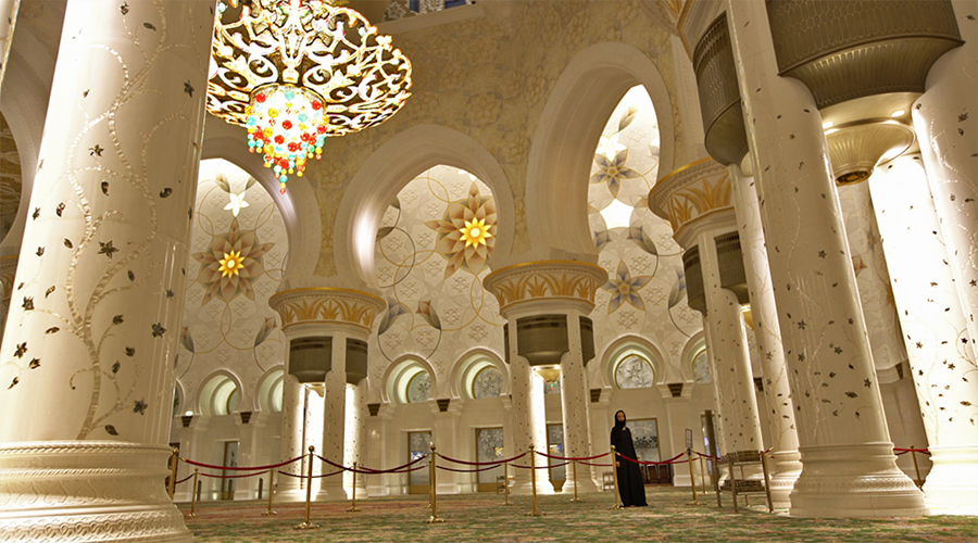 Abu Dhabi - Mesquita Sheikh Zayed - Gisella andando pela mesquita
