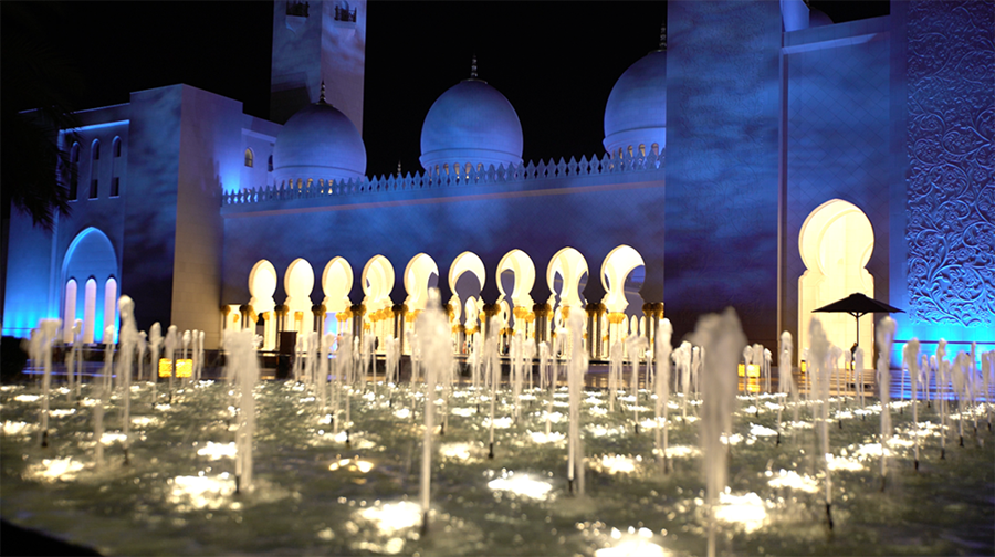 Abu Dhabi - Mesquita Sheikh Zayed - Uma das fontes da entrada da mesquita à noite