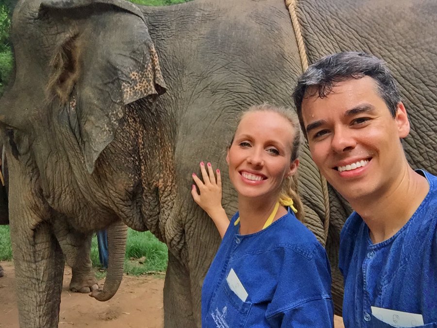 Gisella e Fernando com o elefante Sri-Naum ao fundo